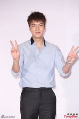 组图：李敏镐穿衬衫帅气亮相 台上憨笑吐舌卖萌