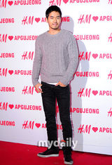 组图：尹恩惠出席派对甜美娇俏 丁一宇帅气如王子