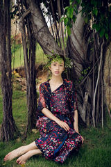 组图：张俪魔幻气质泰国丛林写真