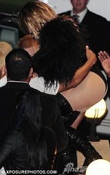 组图：詹妮弗-洛佩兹英国开唱 皮靴秀粗壮大腿