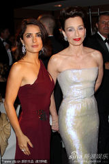 幻灯图集：戛纳开幕晚宴 萨尔玛-海耶克红裙秀香肩 