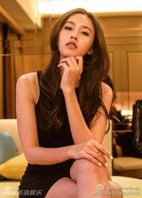 组图：张家辉拥半裸变性人 揽手遮美乳贴面暧昧