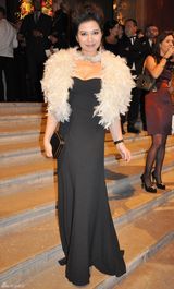 组图：钟楚红巴黎看秀露酥胸香肩典雅迷人