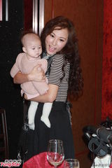 组图：《天生爱情狂》庆功 刘心悠抱BB母爱洋溢