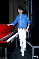 组图：光良为台湾小型演唱会彩排苦练琴艺