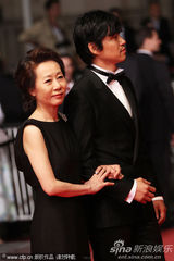 幻灯图集：韩国电影《夏夏夏》首映 艺志媛红裙耀眼