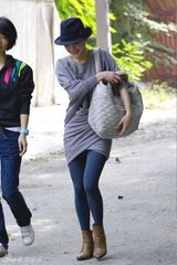 高清组图：盘点周迅街拍照 简单低调展露时尚气息