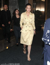 组图：赵薇现上海酒店 着风衣秀长腿与粉丝合影