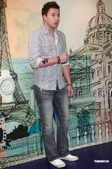 组图：陈匡怡携手黄志玮展现法式浪漫