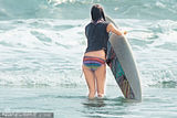 组图：乐基儿回港冲浪兴致高 丰乳湿身活力诱人