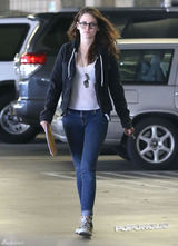 组图：暮光女戴哈利波特眼镜外出 紧盯手机锁眉