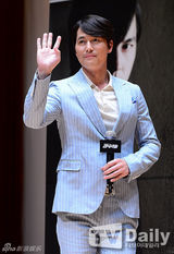 组图：郑雨盛(郑宇成)对话女校学子 条纹装化身暖男