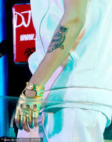 组图：帅气比伯背巨型翅膀 天使造型从天而降