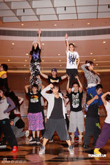 幻灯图集：Twins为个唱彩排 陈伟霆容祖儿探望加油