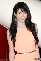 组图：连诗雅粉嫩衣裙亮相 自嘲没胸