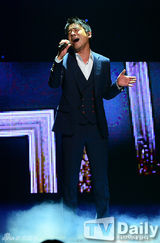 组图：SHINee回归打榜军服风帅气 女团露腰秀腿