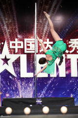 组图：达人秀初赛掀高潮 6米高空钢管舞震撼全场