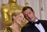 高清组图：奥斯卡后台获奖众星举金人光彩照人