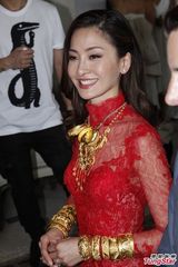 组图：周汶锜法国古城大婚 妹妹周丽淇相伴