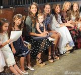 组图：阿尔芭看童装秀 女儿们学院风连衣裙抢镜