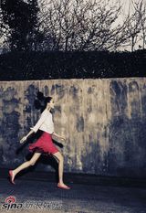 高清组图：名模裴蓓穿梭都市间 红裙灵动