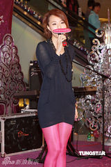 幻灯图集：邓丽欣平安夜忙工作 玫红色丝袜显喜庆