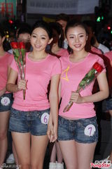 组图：亚洲先生闹市被起哄亲亚姐 趁机把台妹