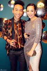 组图：杨梓嫣银裙出席活动 温婉敬妃气场足