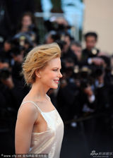 组图：《维纳斯》首映 妮可时尚裙装露背