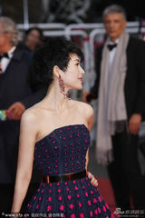 组图：章子怡亮相戛纳红毯 短发造型清爽干练