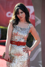 组图：佐伊妹妹着金色亮片裙甜美走红毯