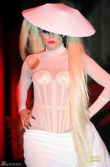 组图：Lady Gaga出席时装秀 脸上点痣造型依旧雷人