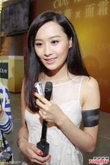 组图：罗仲谦赞杨怡皮肤好 陈法拉乐当空中飞人