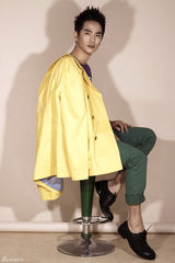 组图：张晓龙俏皮写真玩转色彩时尚