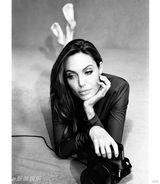 组图：茱莉黑白大片质感十足 转型知性不忘耍宝