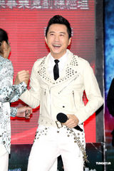 组图：庾澄庆与小燕姐搭档跨年 澄清“夜归”乌龙