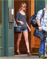 组图：斯威夫特穿大领衣上街 短裤秀大长腿