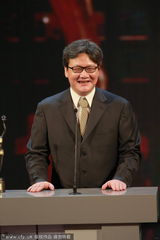 组图：王家卫获最佳编剧 台下激动握手庆祝