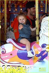 组图：贝克汉姆夫妇带子女游玩迪士尼 小七卖萌