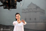 组图：谭晶冒雨拍摄《北京祝福你》MV
