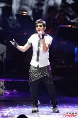 组图：周杰伦开个唱大秀人鱼线 张智霖同台助阵