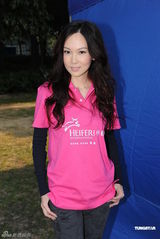 组图：伏明霞一家四口亮相 与李小鹏夫妇合影