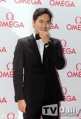 组图：f(x)Sulli刘亚仁权相佑等出席名表展示会