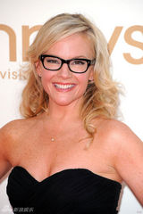 组图：艾美奖红毯 蕾切尔-哈里斯抹胸裙配眼镜