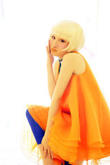 组图：黄杨发布撞色写真 展现俏皮气质