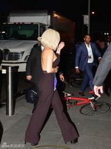 组图：GAGA露背装暴瘦亮相 荷叶罩裹胸欲坠