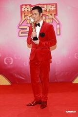 组图：胡杏儿郑嘉颖分获最喜爱男女角色后台庆祝