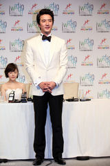 高清组图：韩星郑俊浩与未婚妻结婚记者会幸福亮相