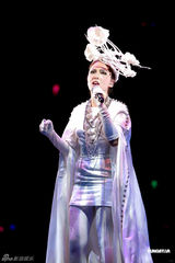 组图：卫兰个唱展魔幻双翅 老板黎明控制台助阵