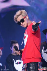 组图：罗志祥穿皮草露肩夜唱 歌迷嫌穿太多